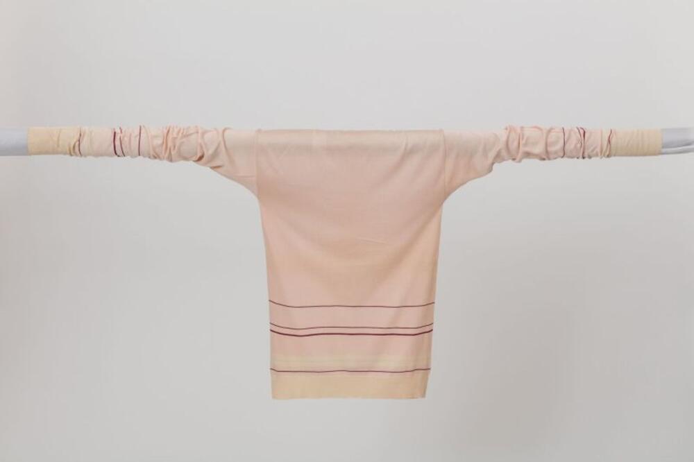 Roze zijden trui met ivoor- en bordeauxkleurige strepen