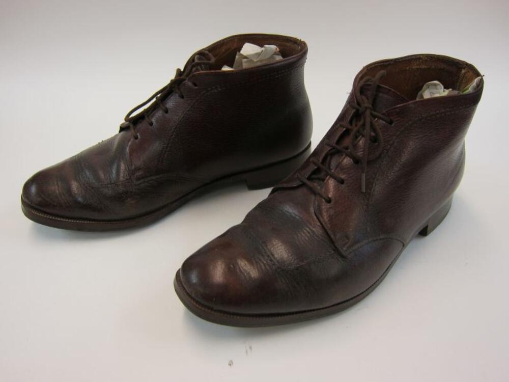 Paar hoge veterschoenen in bruin leer