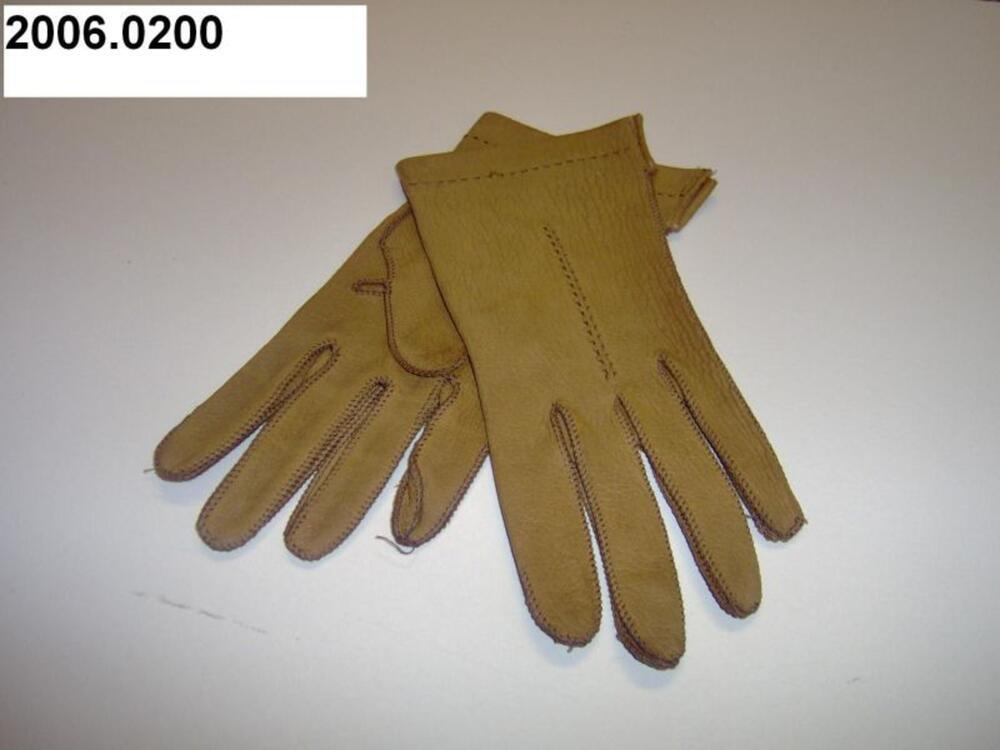 Korte handschoenen in lichtbruin leer met bruine stiksels