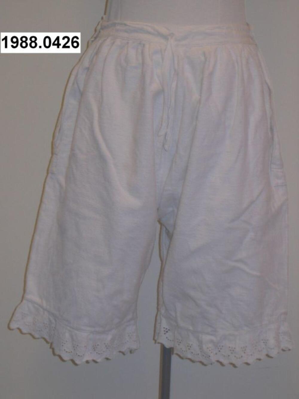 Onderbroek in crèmekleurige flanel afgewerkt met broderie anglaise
