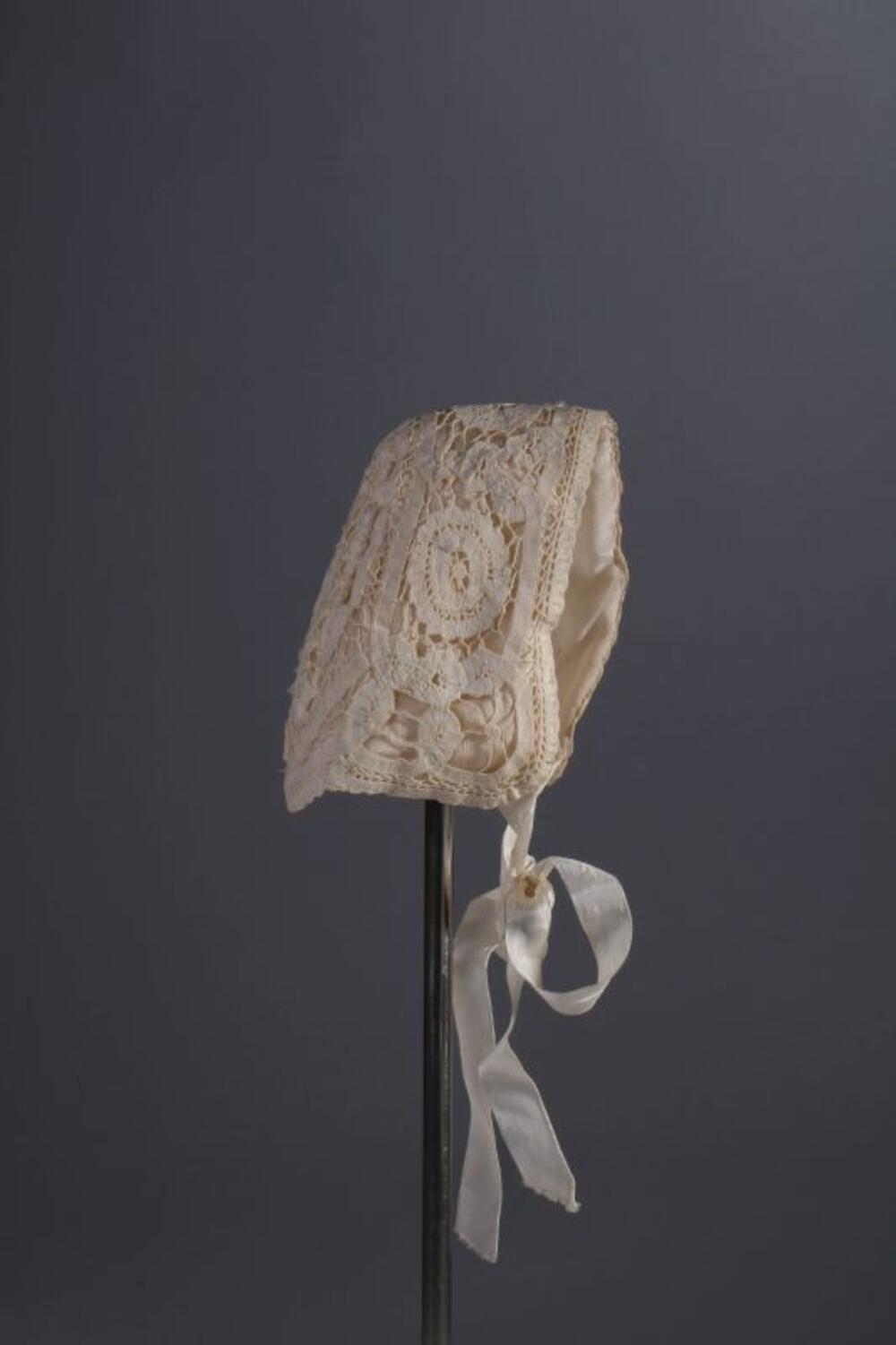 Ensemble bestaande uit jurk, mantel, slab en muts
