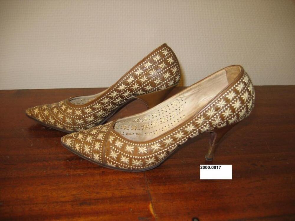 Schoenen in lichtbruin leer met beige leren bloemen
