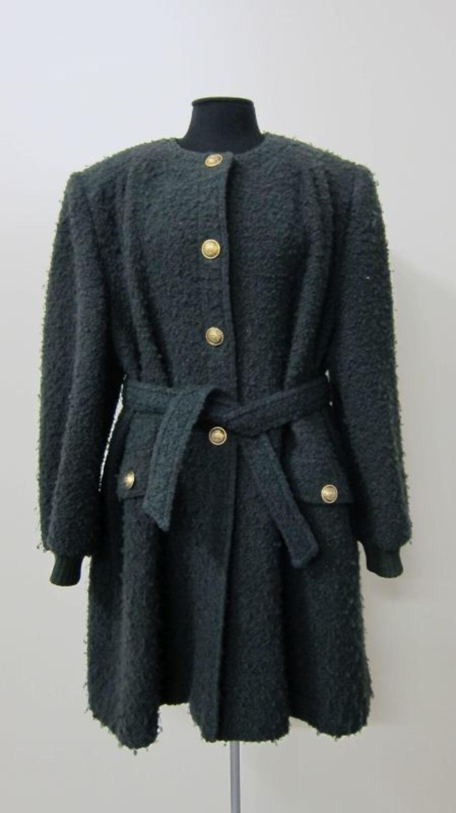 Ensemble bestaande uit mantel in groen wol met goudkleurige knopen en rok