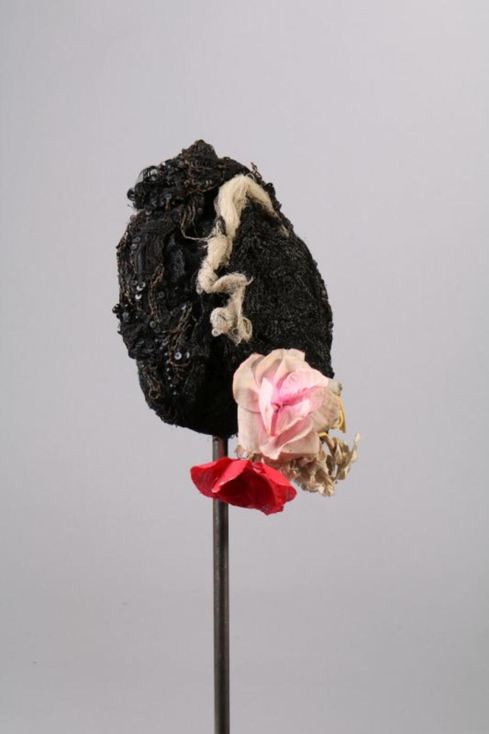 Kapotje in zwarte tule met zijden bloemen