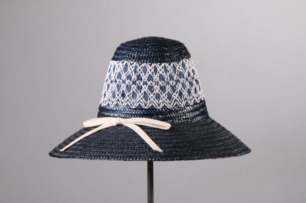 Hoed in donkerblauwe bandstro met wit en blauwe plastieken raffia