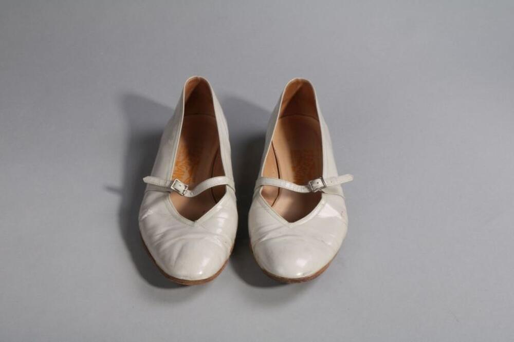 Platte schoenen met een wreefriem in lichtgrijs lakleer