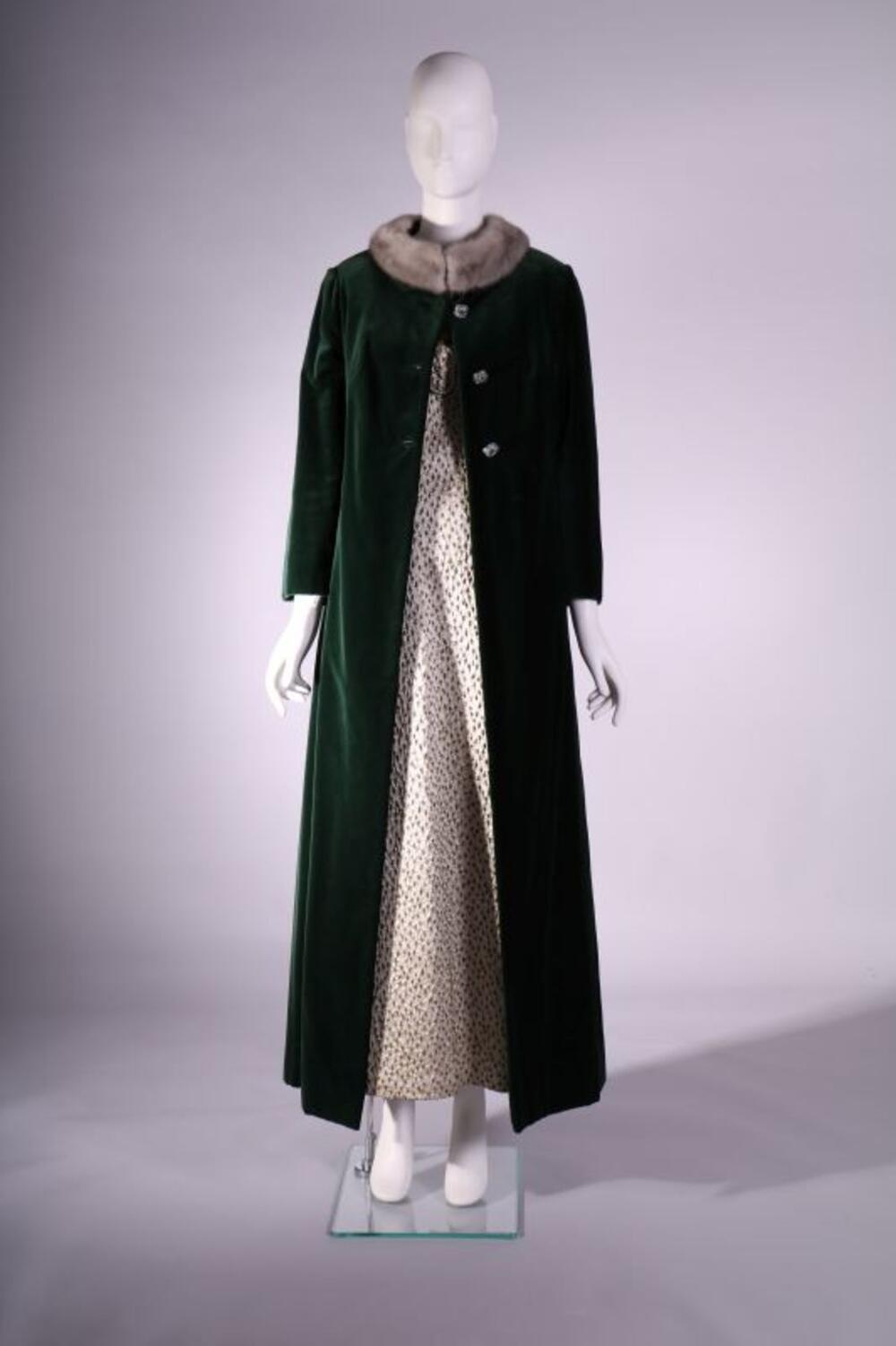 Ensemble bestaande uit mantel in groen fluweel, japon in goudkleurig lamé, bontmuts, 2 handtassen,…