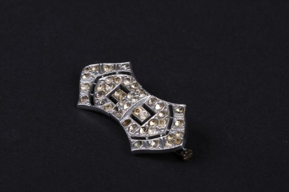 Broche in wit metaal met stras