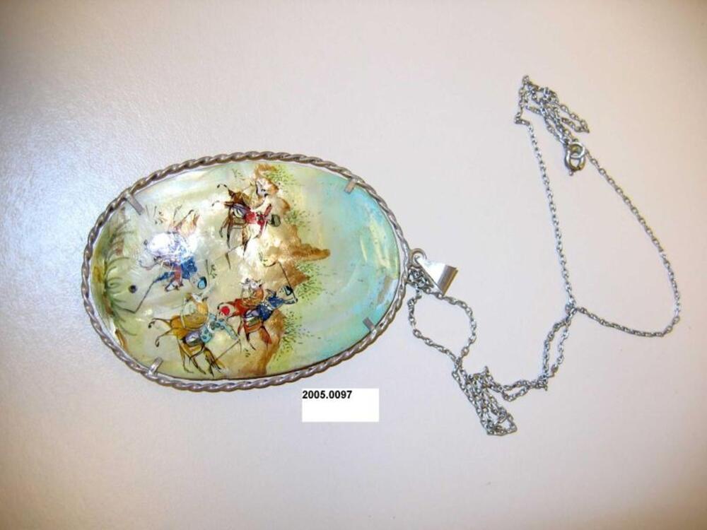 Halsketting in zilver met medaillon in handbeschilderd paarlemoer