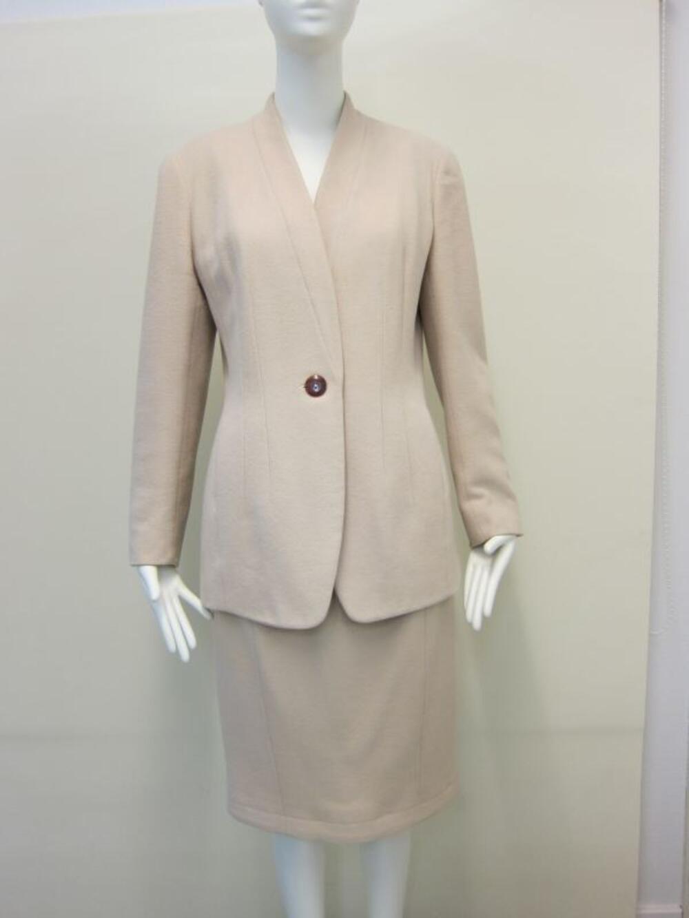 Beige mantelpak bestaande uit halflange jasje en kokerrok