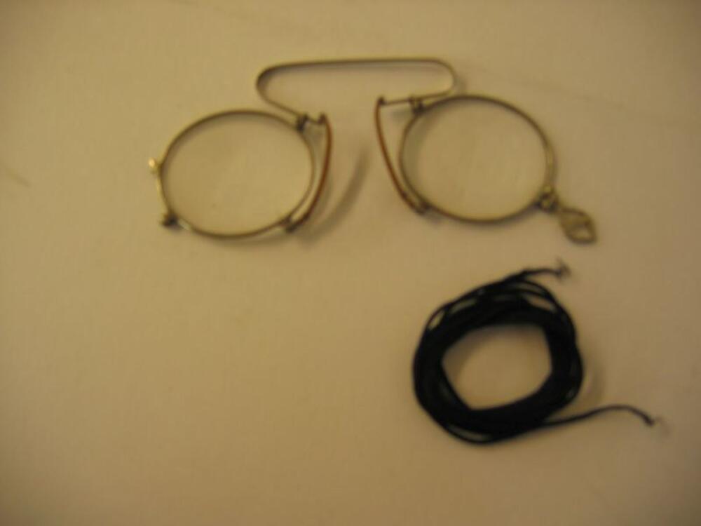 Ensemble bestaande uit pince-nez in metaal met zwart koord en brillenkoker