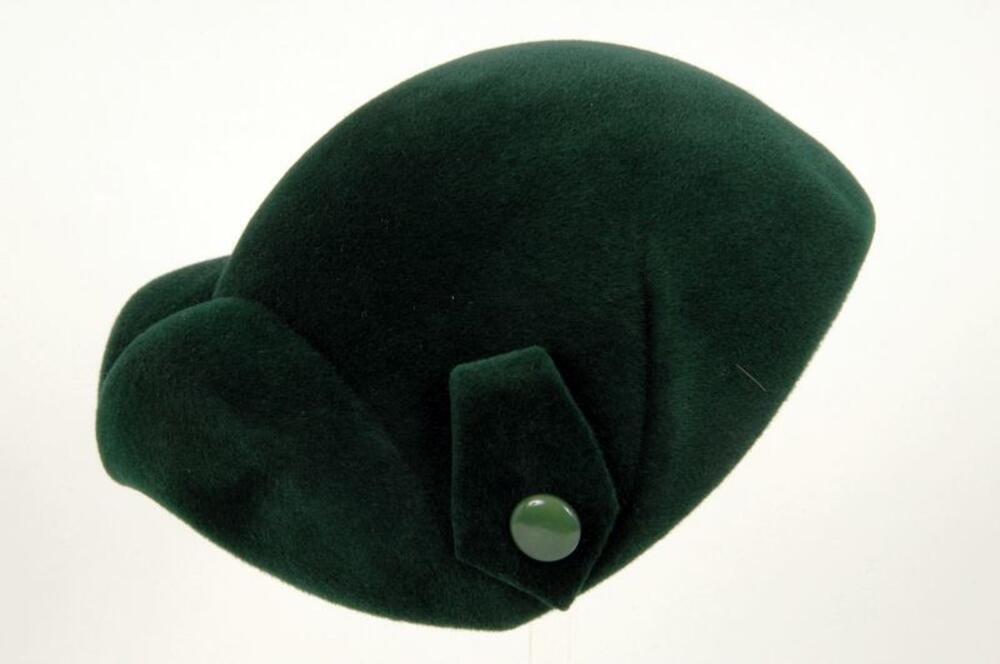 Hoed in groene vilt met pat en knoop
