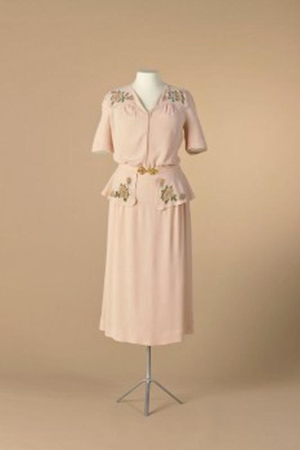 Ensemble bestaande uit jurk in roze crêpe versierd met groene blad en bloem borduursel en…
