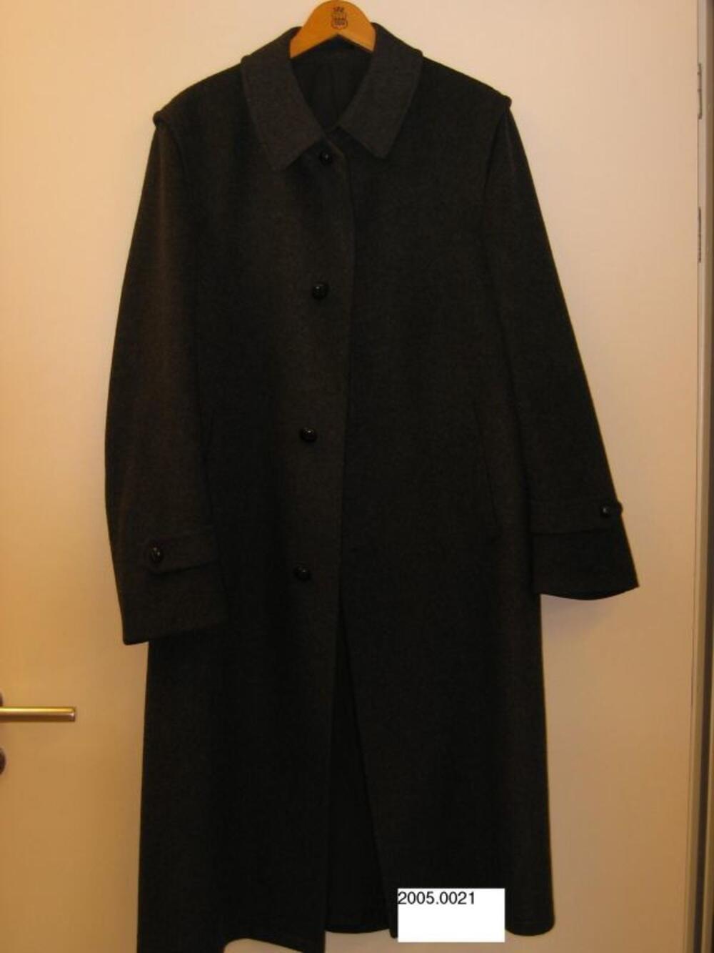 Wintermantel in grijze loden met zwarte leren knopen