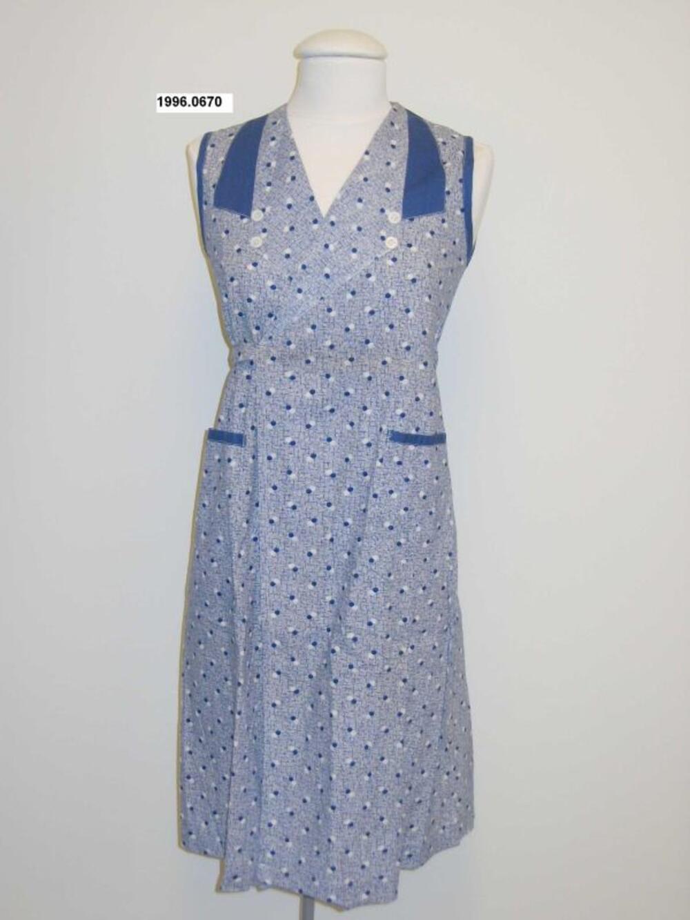 Mantelschort in blauw en witte ruitjes en bolletjes katoen