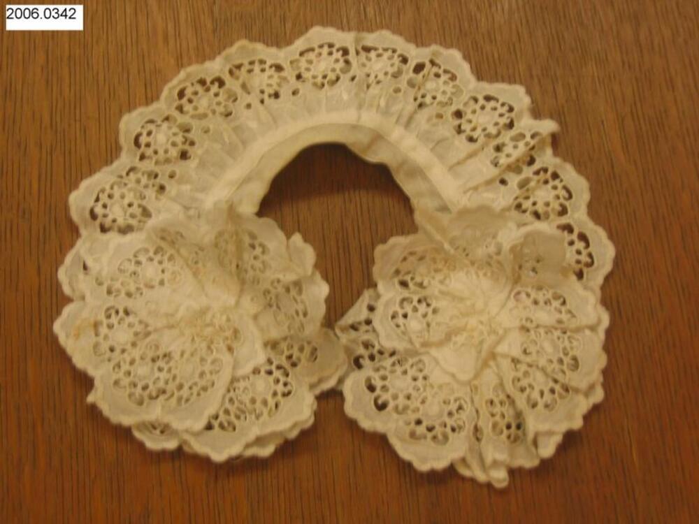 Kraag in wit katoen versierd met broderie anglaise