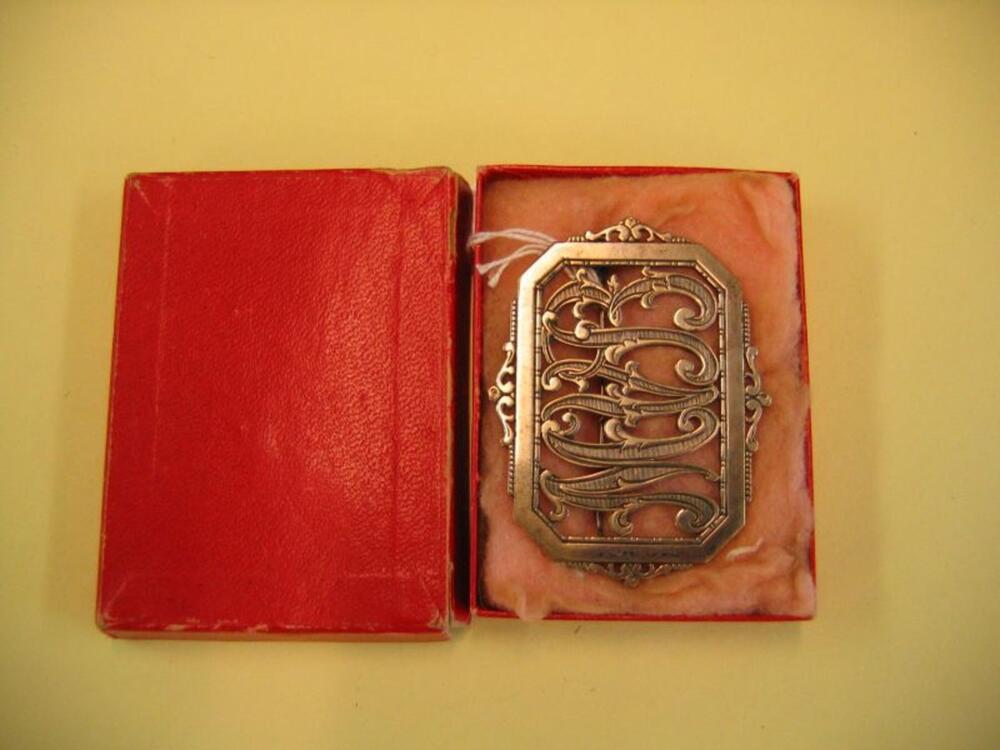 Broche in zilver met letters 'MVB'