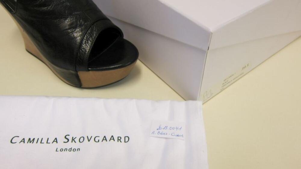 Zwart leren pumps met houten sleehak, zak en schoenendoos