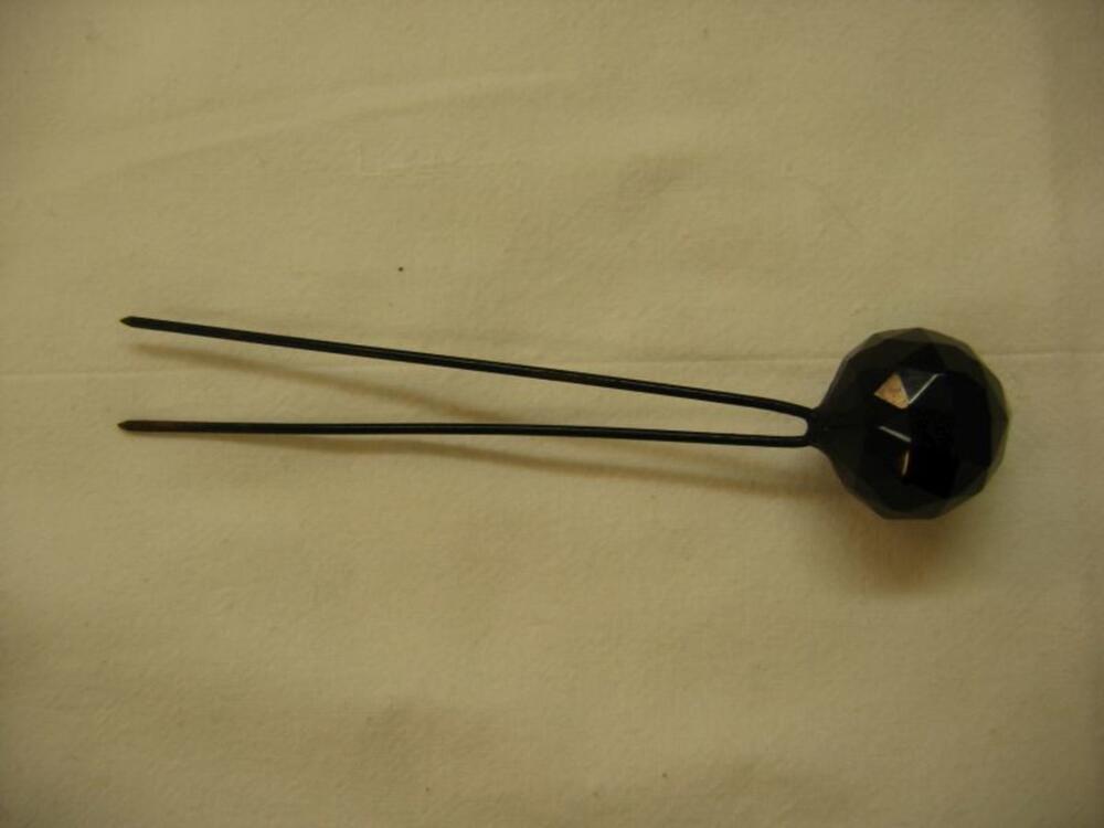Set met 3 hoedenspelden met zwarte knop facet geslepen en met metalen dubbele speld