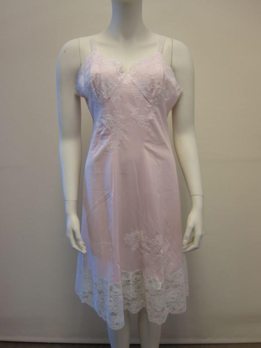 Onderjurk in roze nylon met kant