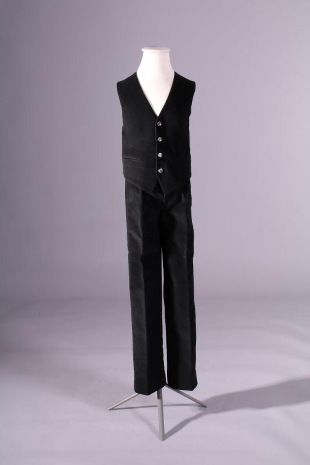 Ensemble bestaande uit broek en gilet met vier knopen in zwart fluweel