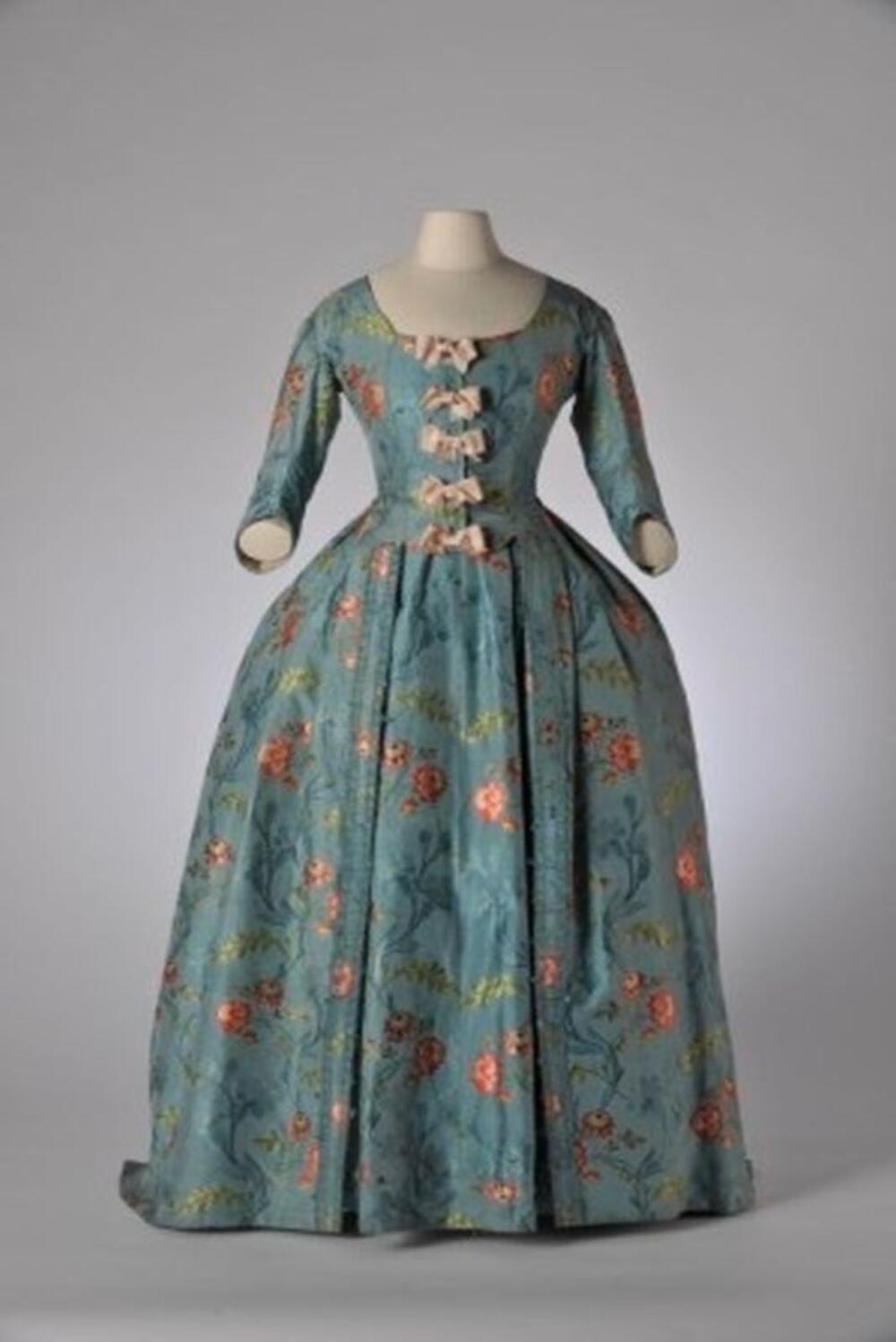Robe à la française in blauwe taftzijde bestaande uit japon en rok