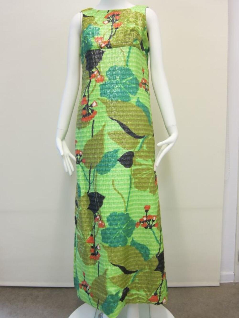 Lange jurk in groene stof met bloemenprint