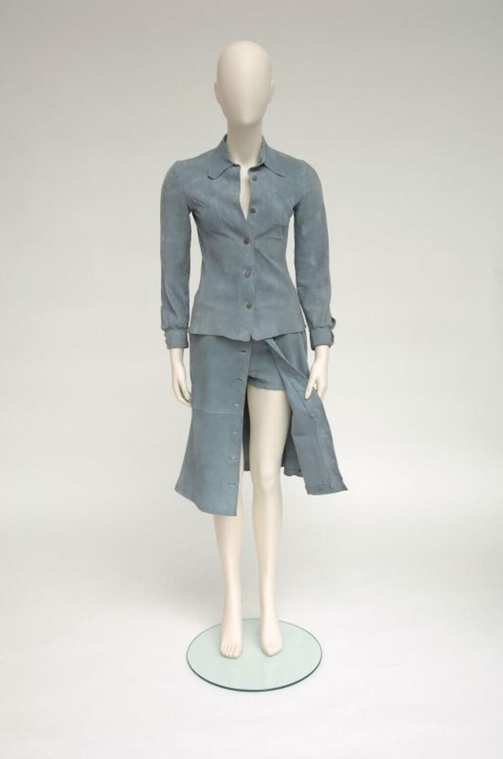 Ensemble in blauwe suède bestaande uit rok, jasje en korte broek