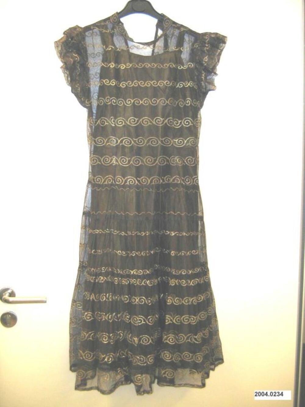 Ensemble bestaande uit onderjurk en jurk in bruine tule en goudkleurige  art nouveau motief