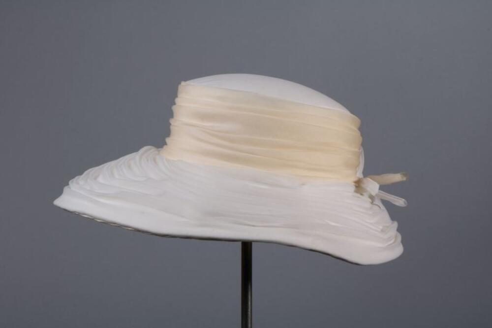 Hoed met drapages in ecrukleurige en beige voile