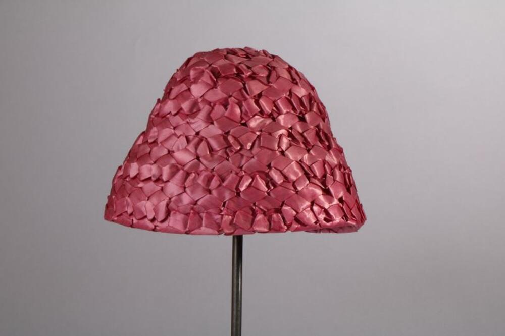 Hoed in roze gevlochten raffia met binnenhoed in fluweel