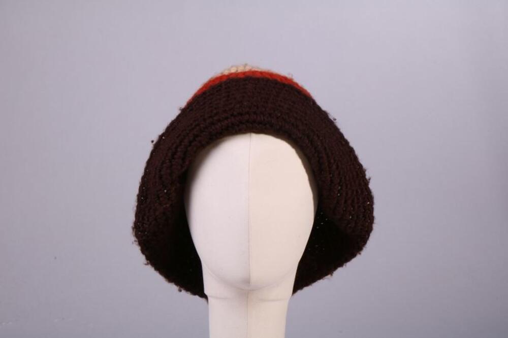 Muts in beige, rode en bruine wol