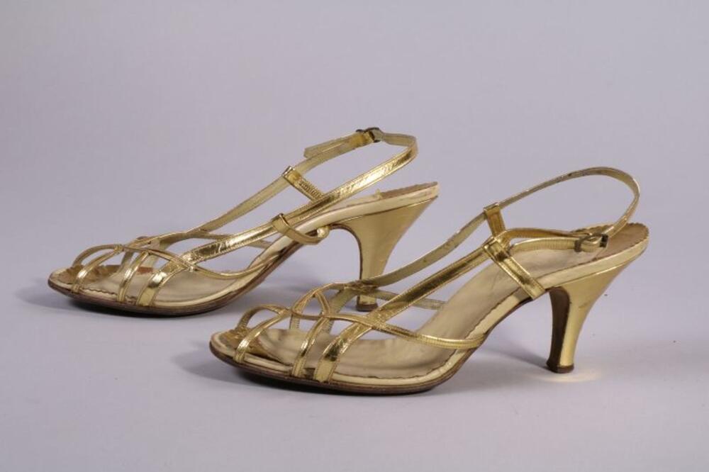 Sandalen met hoge hak in goudkleurig leer