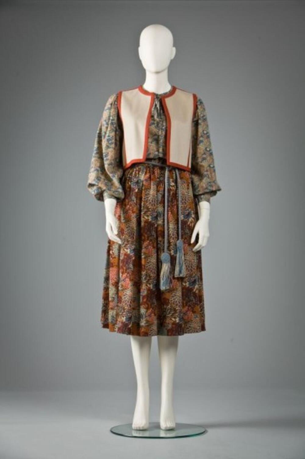 Ensemble bestaande uit een blouse in het wol met bloemenprint, rok in wol met bloemenprint, gilet…