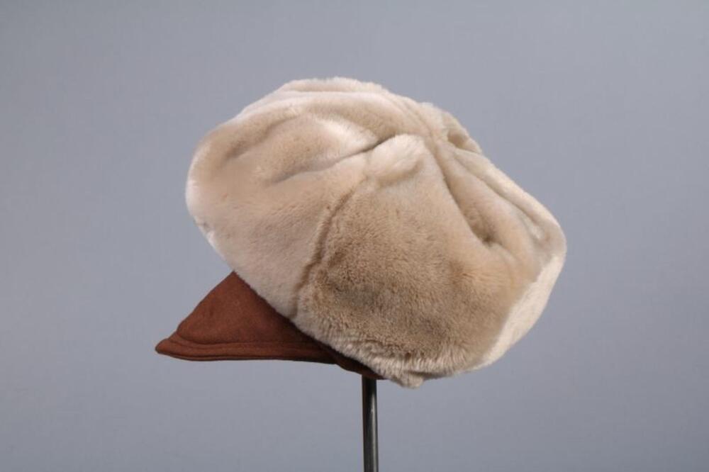 Muts in beige imitatiebont met klep in bruine tricot