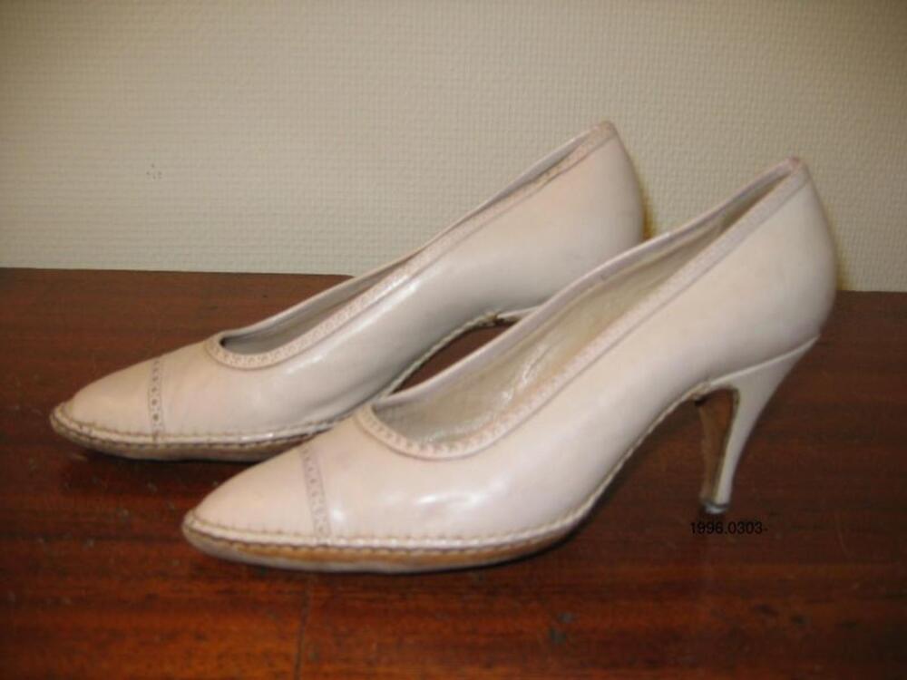 Pumps in heel lichtroze leer met naaldhakken