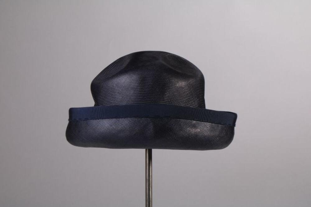 Hoed in donkerblauw panamastro met blauw ripslint en bies
