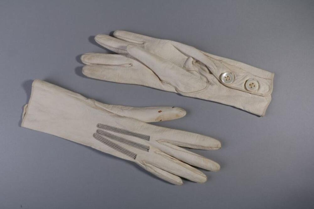Handschoenen in wit leer versierd met zwarte stiksels