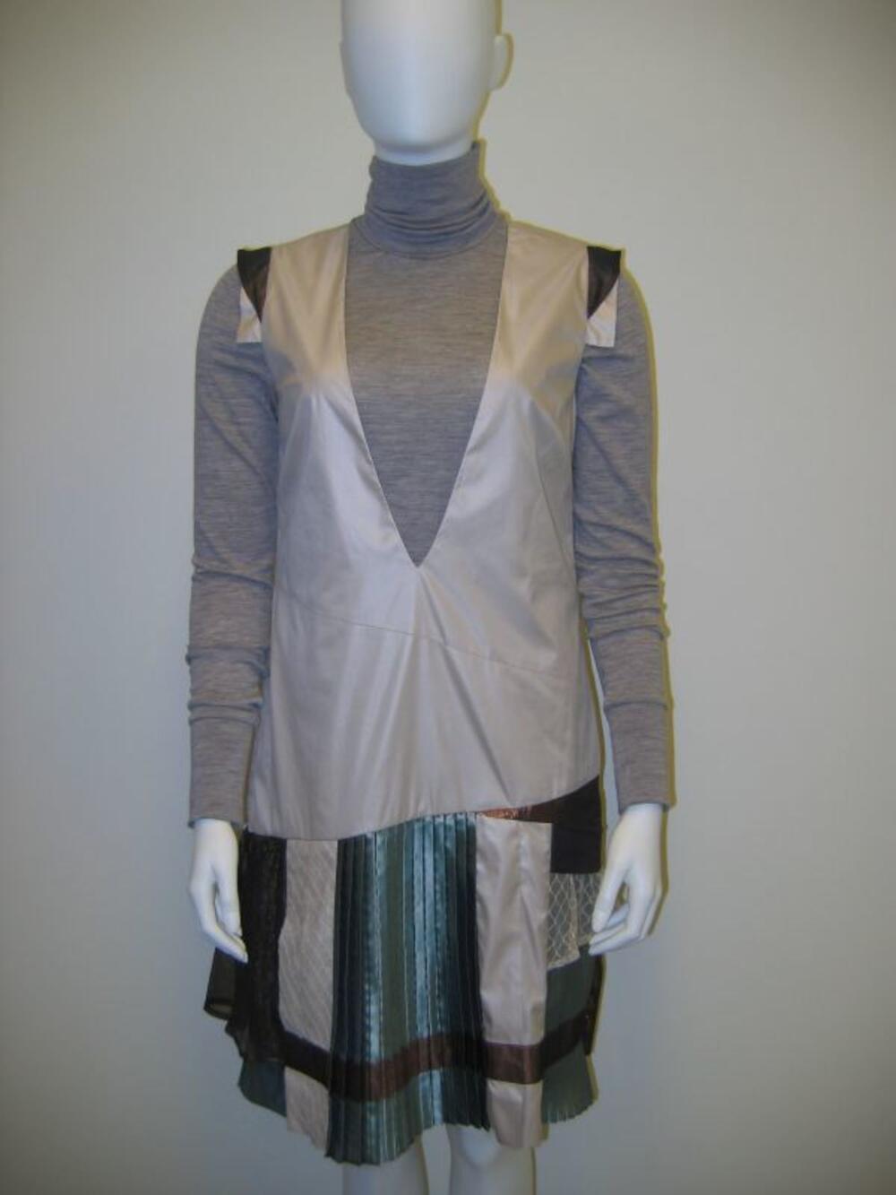 Ensemble in beige, grijs en groen bestaande uit japon en coltrui