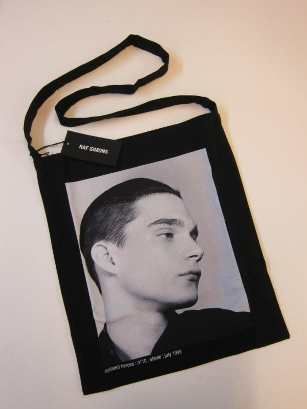 Zwarte katoenen draagtas met een print van 'isolated heroes'