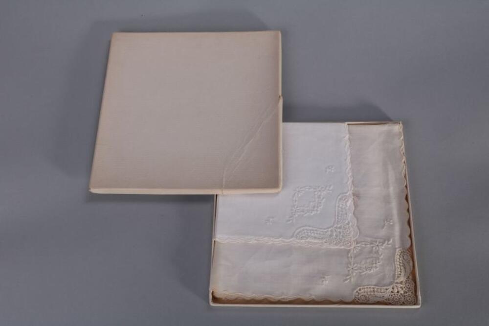 Doos met vijf witte zakdoeken