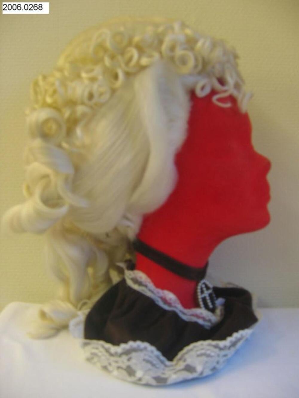 Pruik van historisch kapsel van 1760