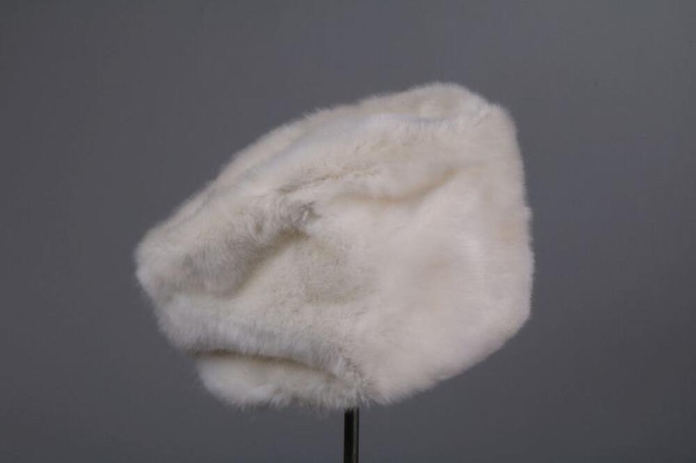 Ovale muts in witte imitatiebont