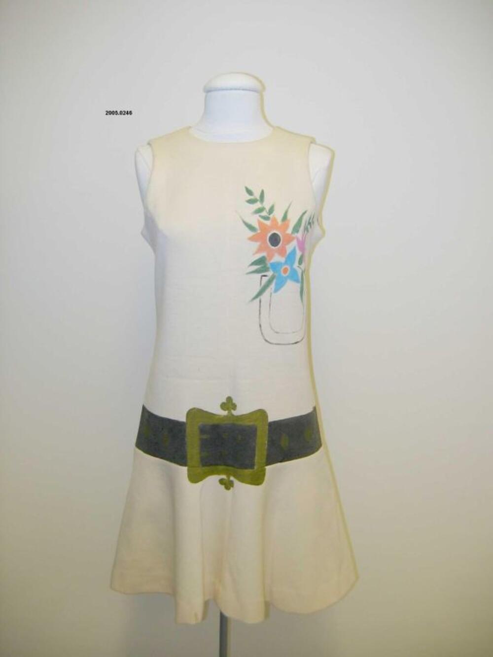 Korte jurk in ecrukleurige jersey optische tekening