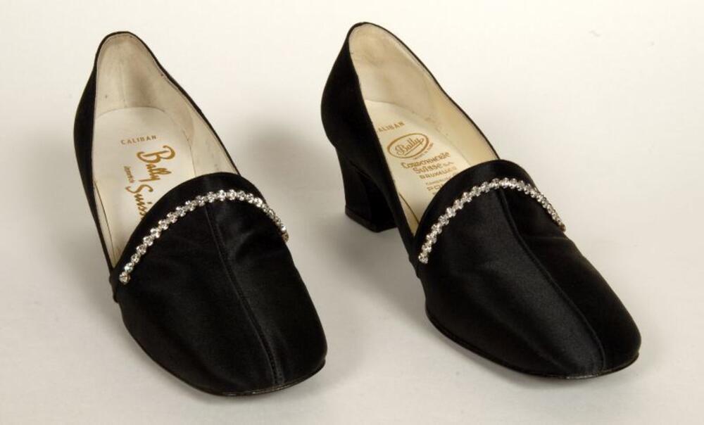 Vrouwenschoenen in zwart satijn met strasversiering