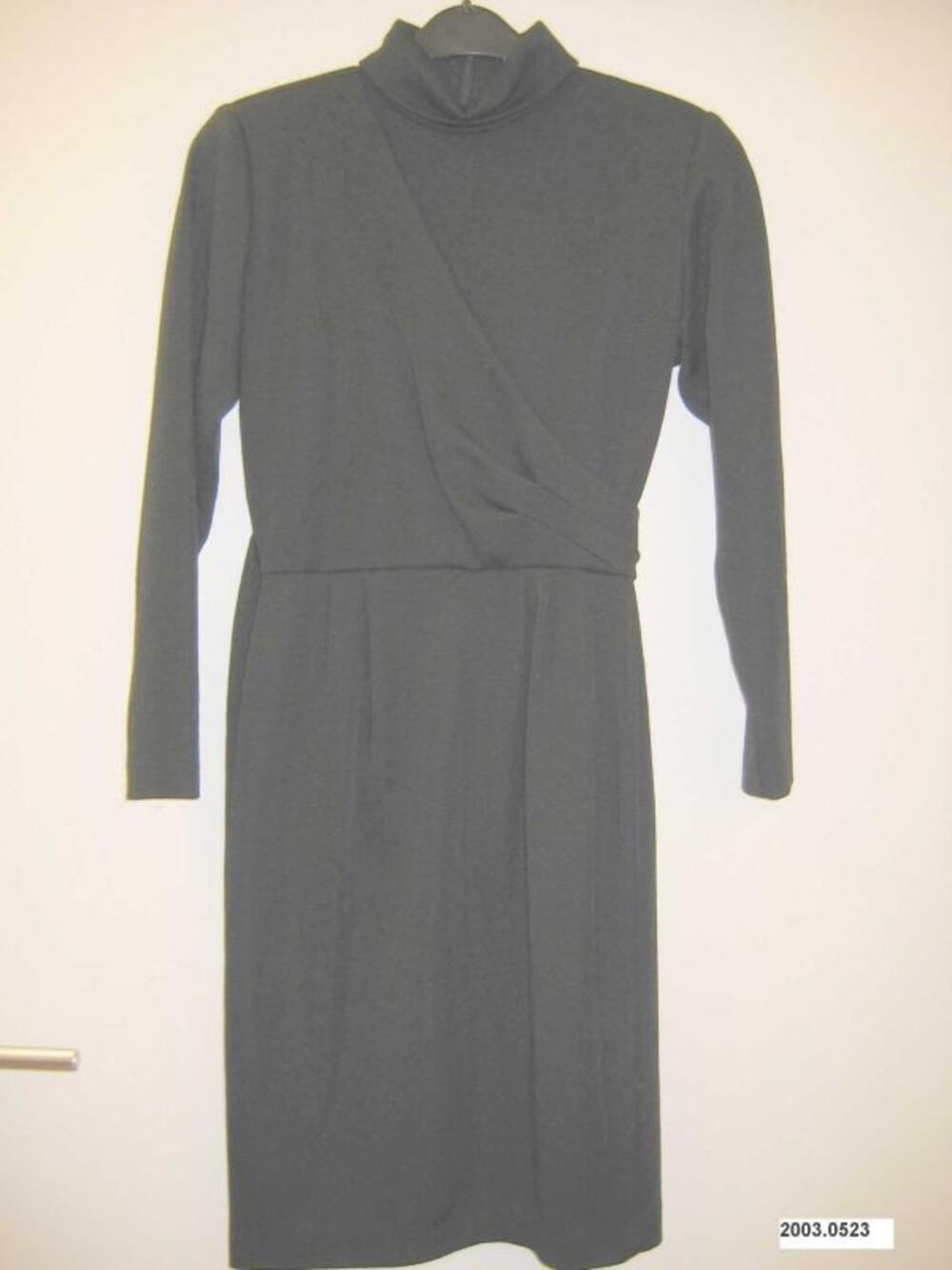 Tricot jurk in zwarte wol met rolkraag