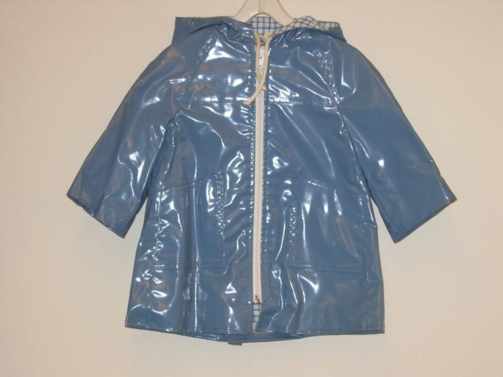 regenjas in blauwe plastic met kap