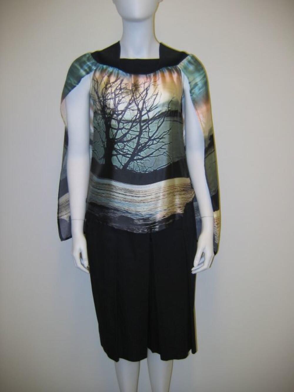 Ensemble bestaande uit blouse met print en rok in het zwart