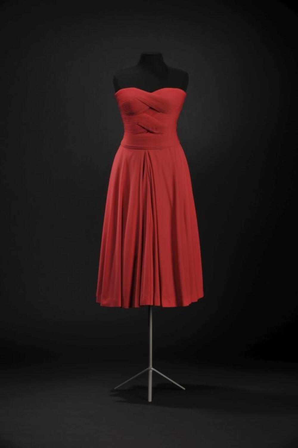 Cocktailjurk in rode tricot met gedrapeerd bovenstuk