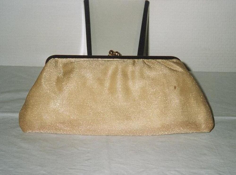 Ensemble bestaande uit handtas in goud synthetisch stof met bijpassende handschoenen